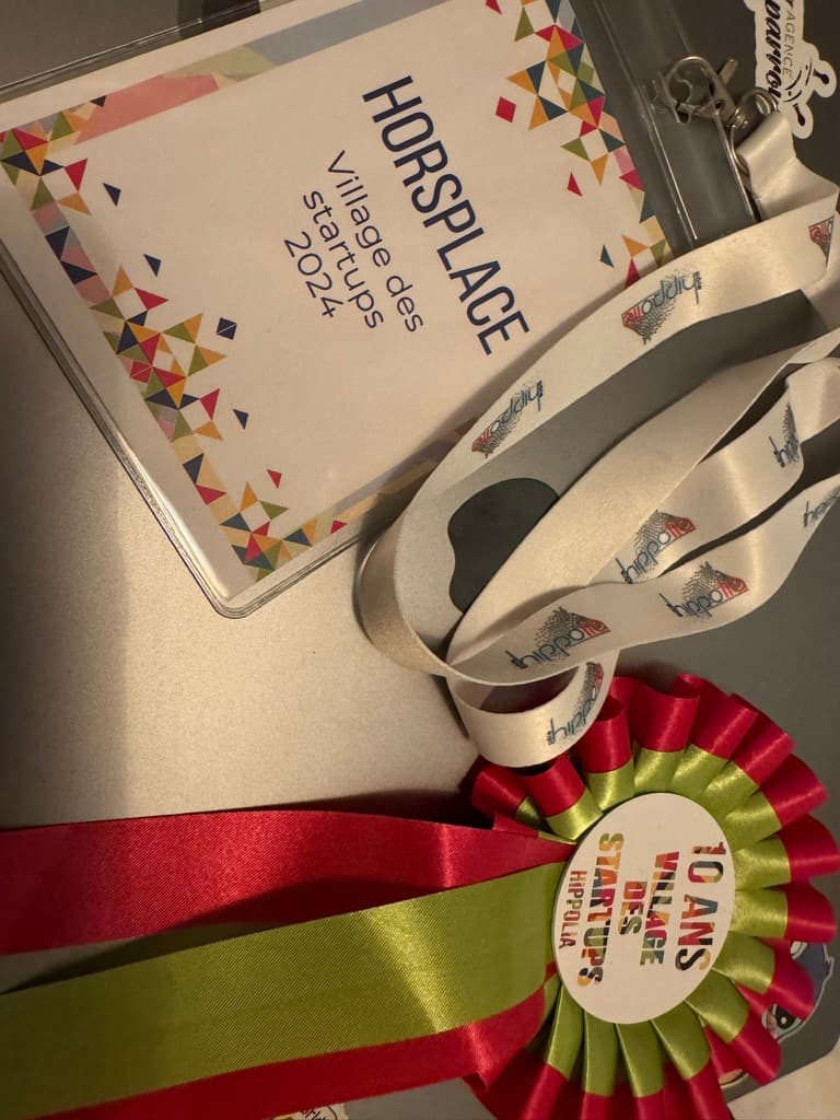 Badge exposant « Horsplace, Village des startups 2024 » et rosette « 10 ans Village des startups Hippolia »