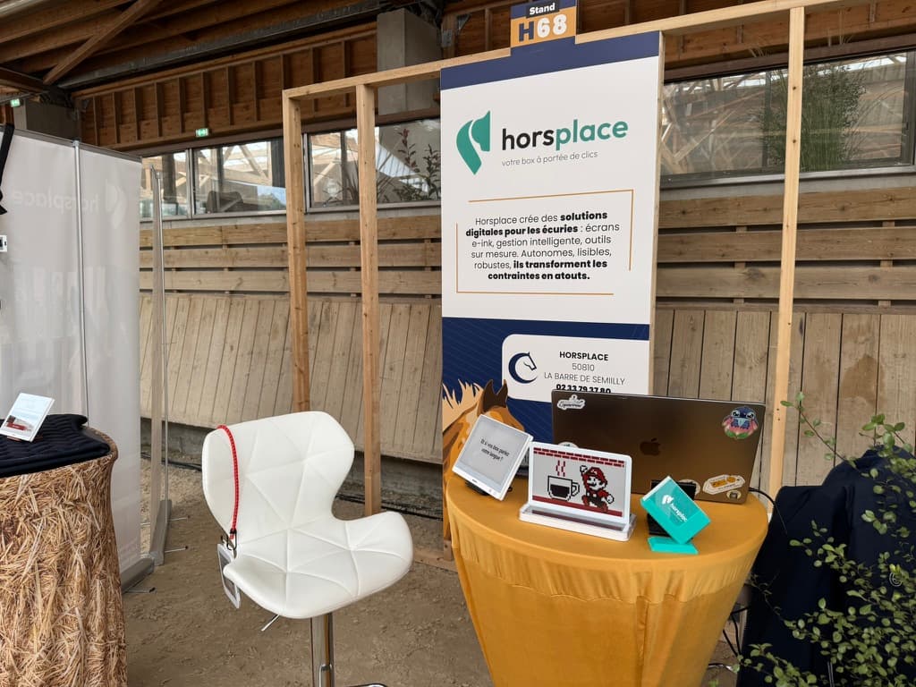 Stand H68 de Horsplace au Normandy Horse Meet’Up : kakémono, deux écrans e-ink de démonstration et un ordinateur portable